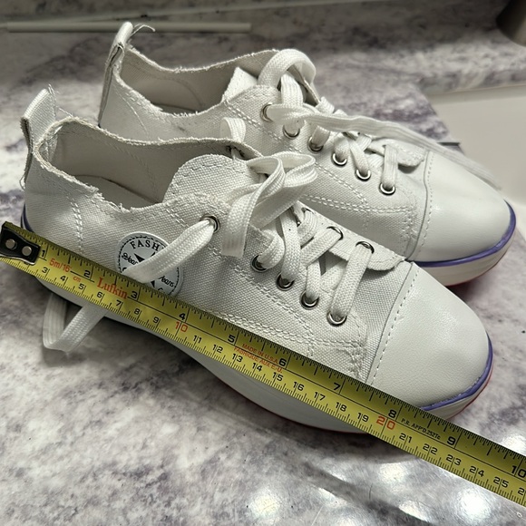 White canvas shoes size 6 colored bottom - Picture 6 of 7